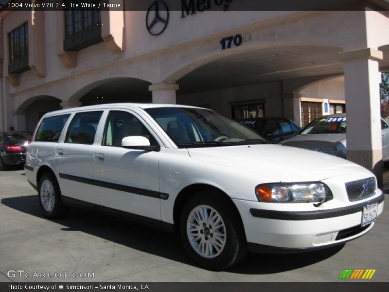 Front 3/4 View of 2004 V70 2.4