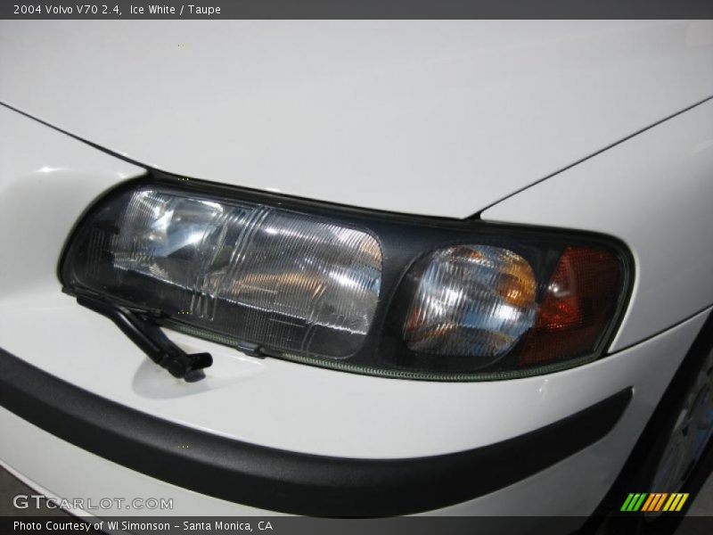 Ice White / Taupe 2004 Volvo V70 2.4