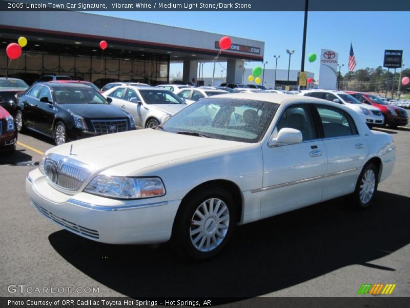 Vibrant White / Medium Light Stone/Dark Stone 2005 Lincoln Town Car Signature