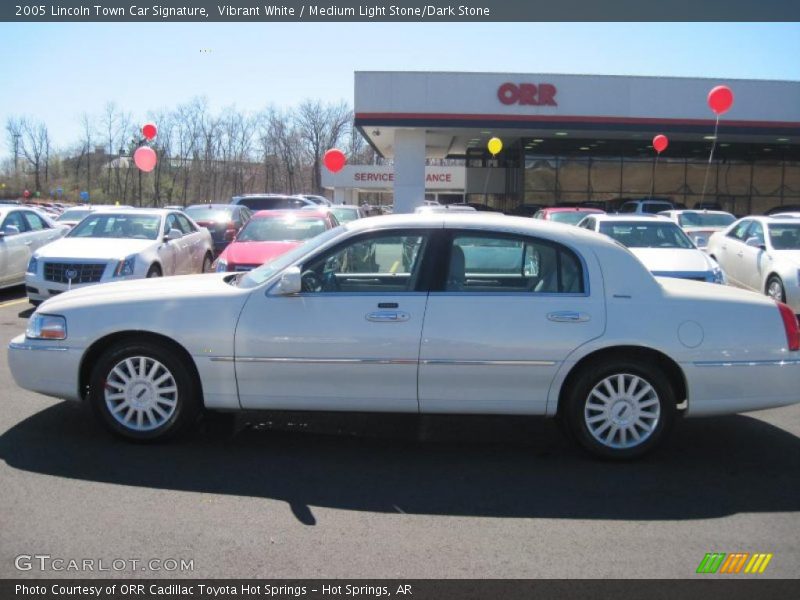 Vibrant White / Medium Light Stone/Dark Stone 2005 Lincoln Town Car Signature