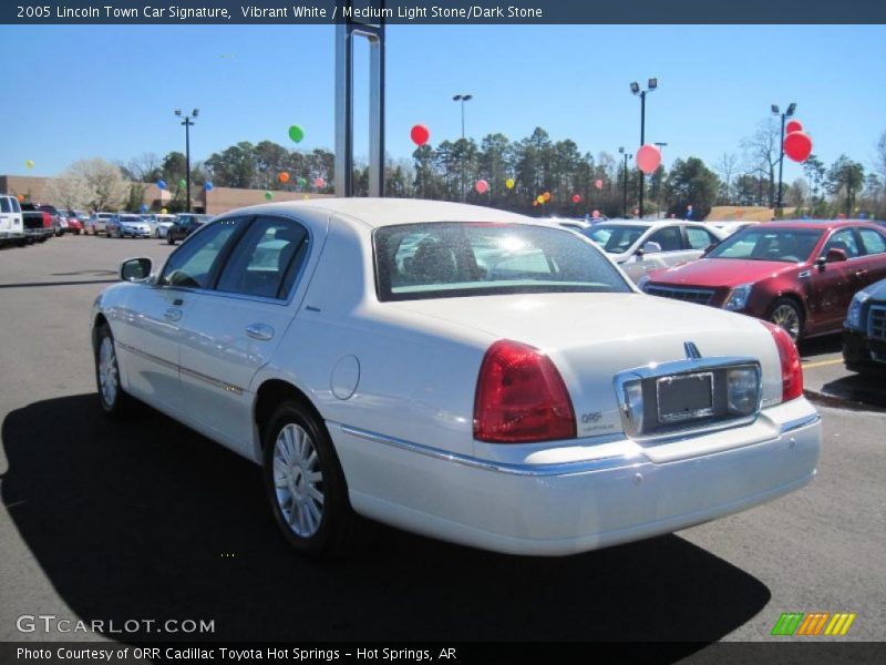 Vibrant White / Medium Light Stone/Dark Stone 2005 Lincoln Town Car Signature