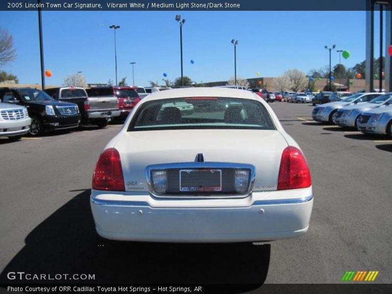 Vibrant White / Medium Light Stone/Dark Stone 2005 Lincoln Town Car Signature