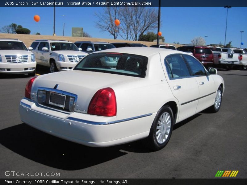Vibrant White / Medium Light Stone/Dark Stone 2005 Lincoln Town Car Signature