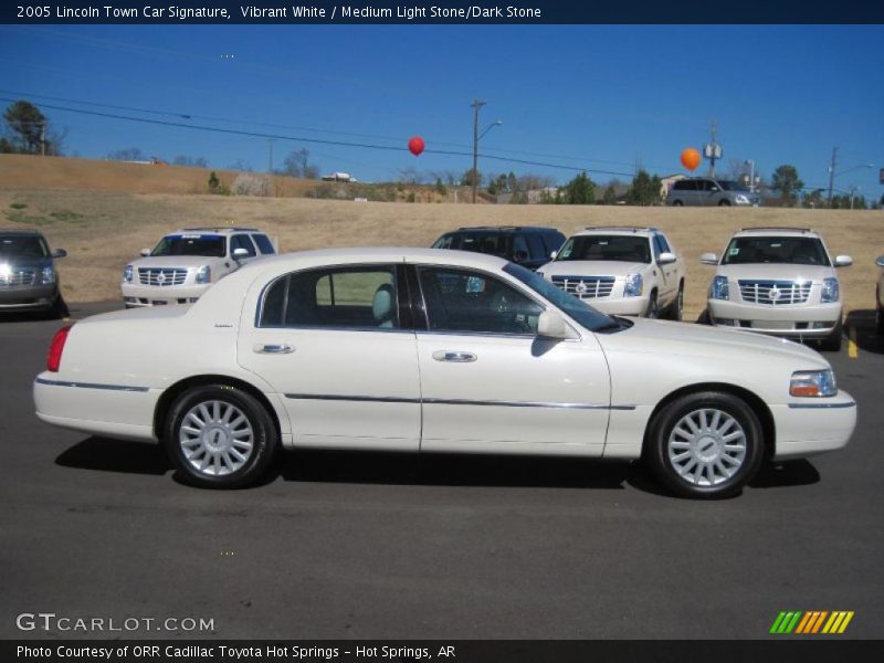 Vibrant White / Medium Light Stone/Dark Stone 2005 Lincoln Town Car Signature
