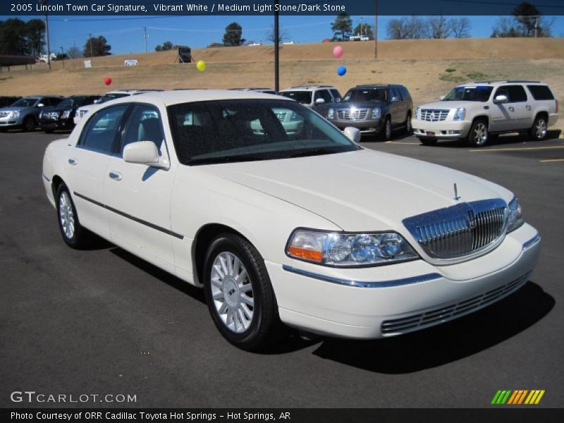 Vibrant White / Medium Light Stone/Dark Stone 2005 Lincoln Town Car Signature