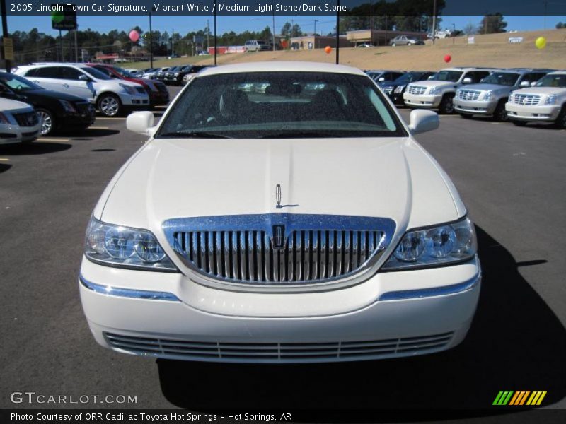 Vibrant White / Medium Light Stone/Dark Stone 2005 Lincoln Town Car Signature
