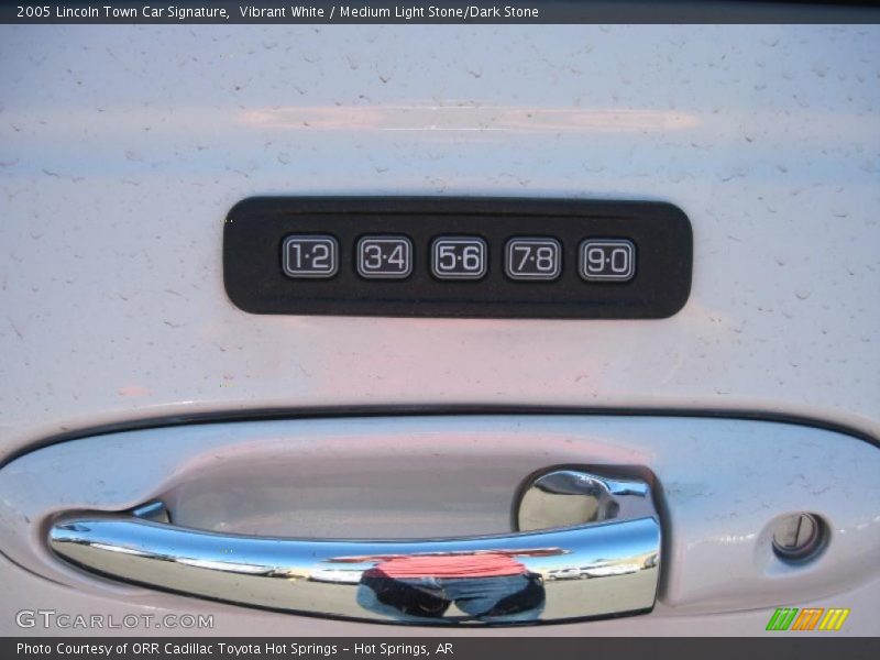 Vibrant White / Medium Light Stone/Dark Stone 2005 Lincoln Town Car Signature