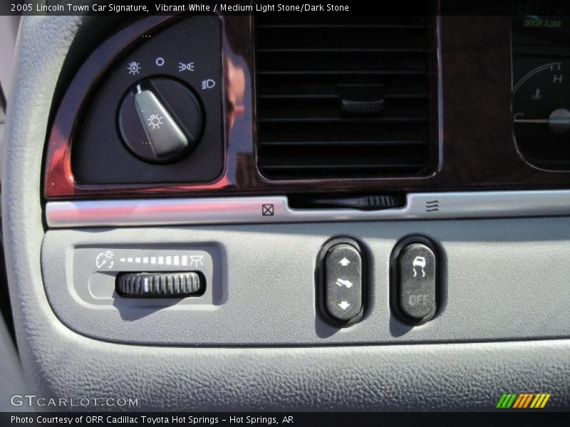 Vibrant White / Medium Light Stone/Dark Stone 2005 Lincoln Town Car Signature