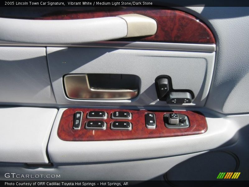 Vibrant White / Medium Light Stone/Dark Stone 2005 Lincoln Town Car Signature
