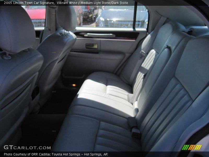 Vibrant White / Medium Light Stone/Dark Stone 2005 Lincoln Town Car Signature