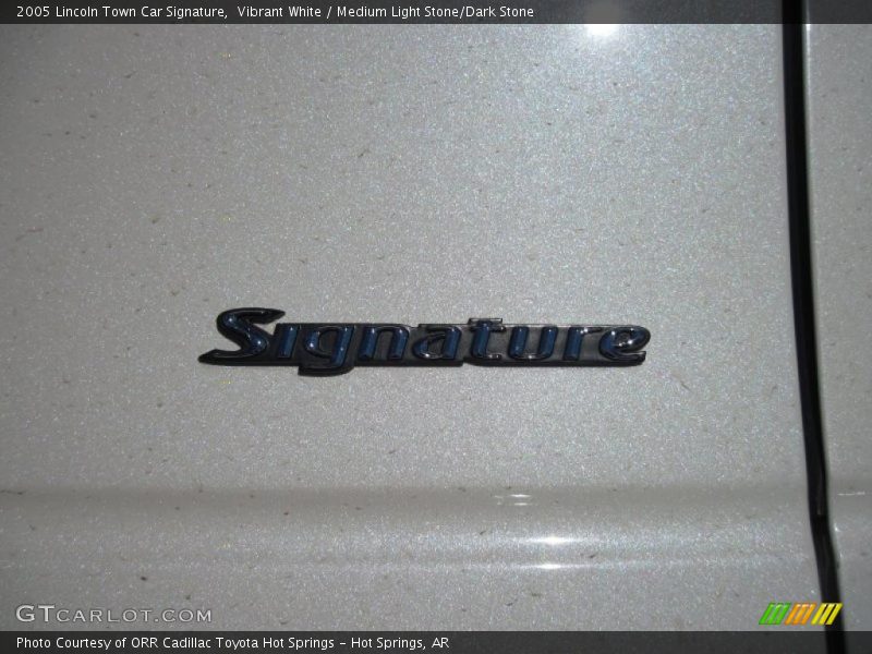 Vibrant White / Medium Light Stone/Dark Stone 2005 Lincoln Town Car Signature