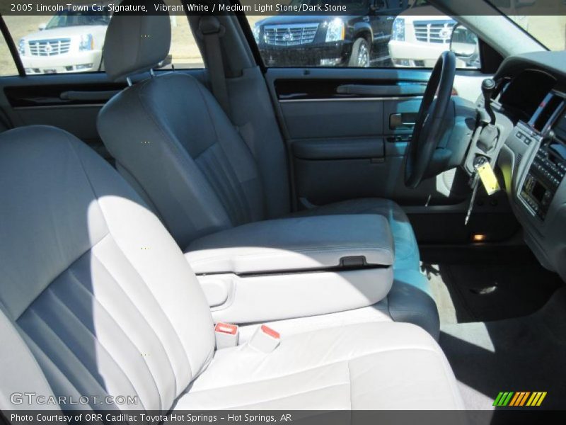 Vibrant White / Medium Light Stone/Dark Stone 2005 Lincoln Town Car Signature