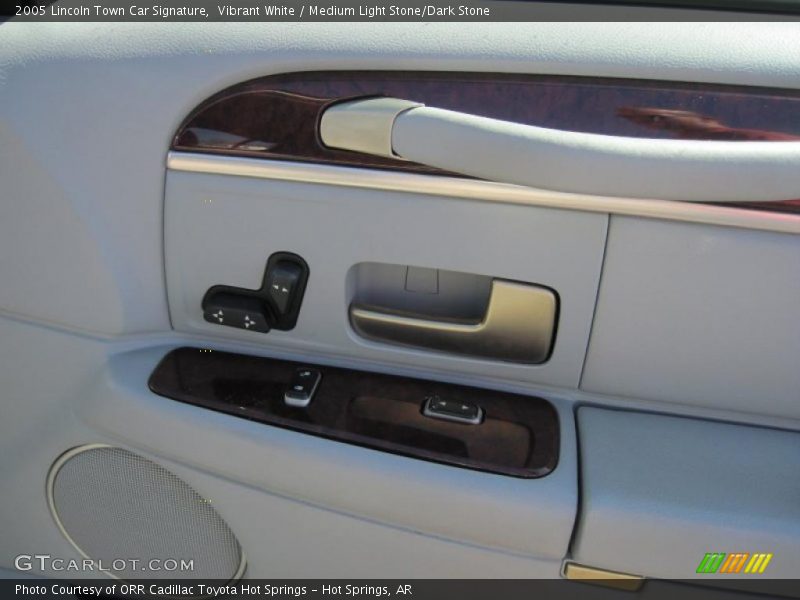 Vibrant White / Medium Light Stone/Dark Stone 2005 Lincoln Town Car Signature