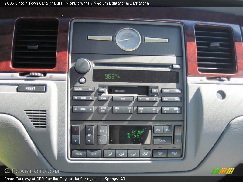 Vibrant White / Medium Light Stone/Dark Stone 2005 Lincoln Town Car Signature