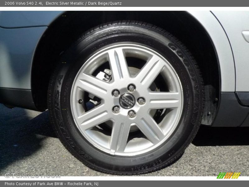 Electric Silver Metallic / Dark Beige/Quartz 2006 Volvo S40 2.4i