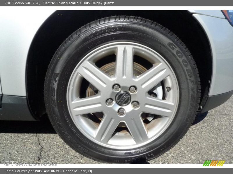 Electric Silver Metallic / Dark Beige/Quartz 2006 Volvo S40 2.4i