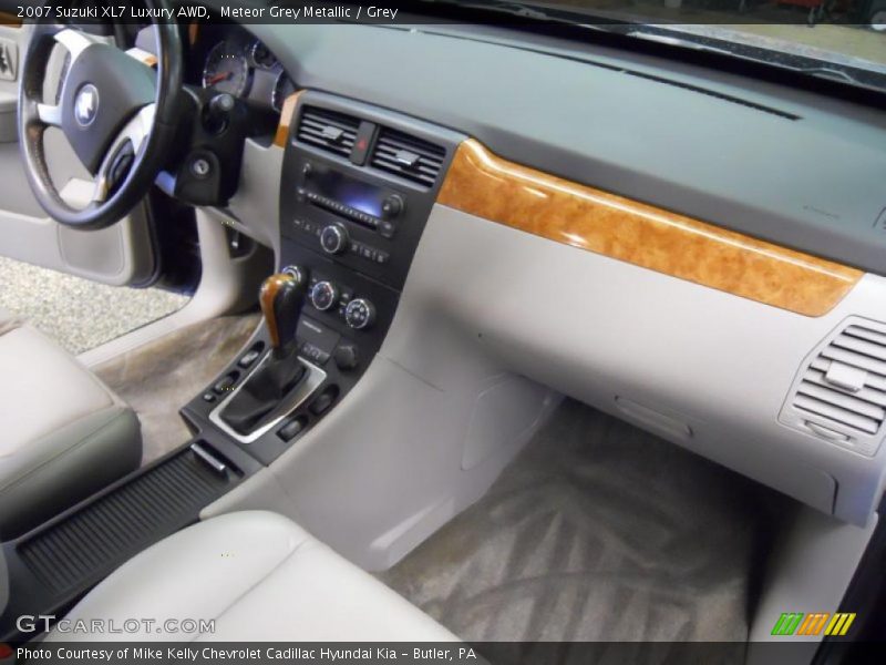  2007 XL7 Luxury AWD Grey Interior