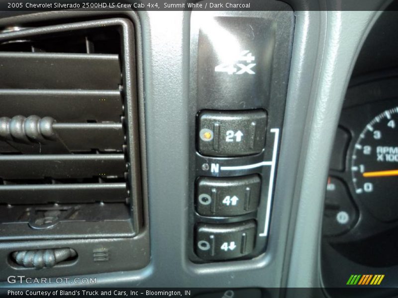Controls of 2005 Silverado 2500HD LS Crew Cab 4x4