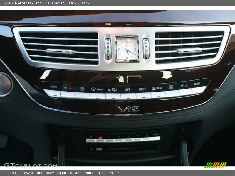 Controls of 2007 S 600 Sedan