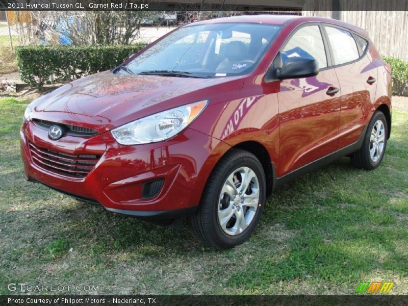 Front 3/4 View of 2011 Tucson GL