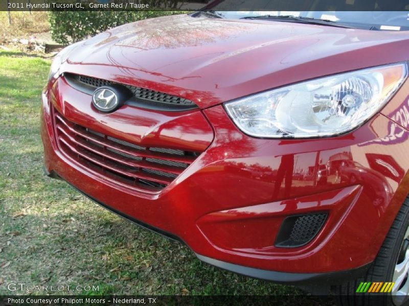 Garnet Red / Taupe 2011 Hyundai Tucson GL