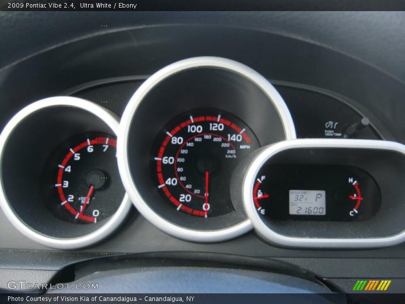 Ultra White / Ebony 2009 Pontiac Vibe 2.4