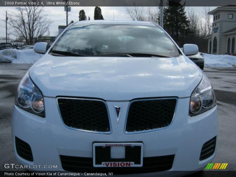 Ultra White / Ebony 2009 Pontiac Vibe 2.4