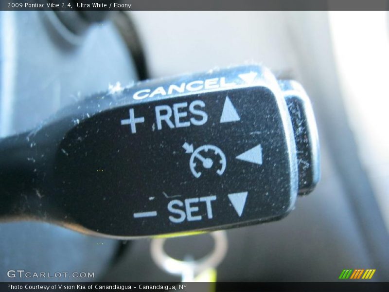 Ultra White / Ebony 2009 Pontiac Vibe 2.4