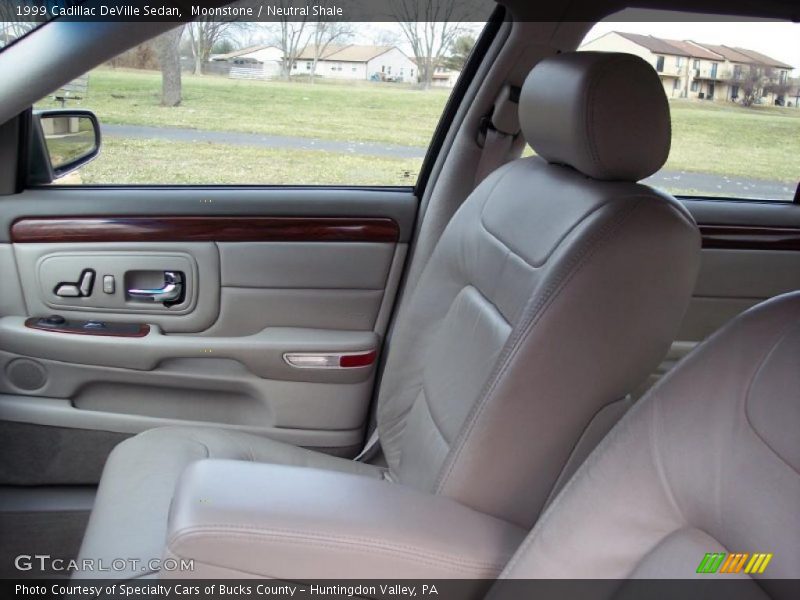 Moonstone / Neutral Shale 1999 Cadillac DeVille Sedan