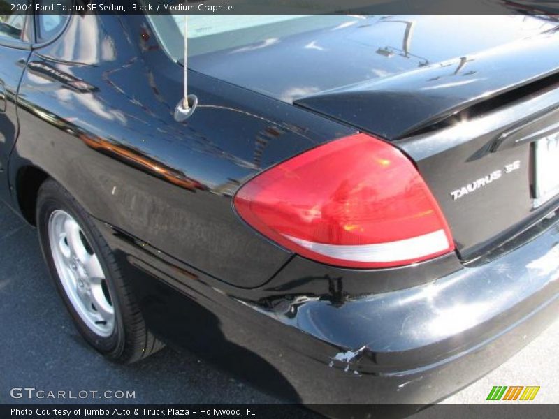 Black / Medium Graphite 2004 Ford Taurus SE Sedan