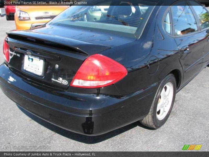 Black / Medium Graphite 2004 Ford Taurus SE Sedan