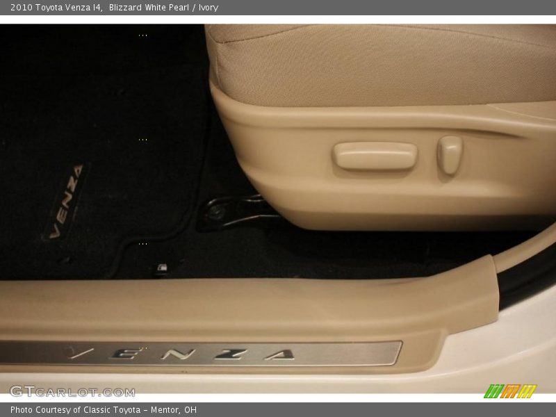 Blizzard White Pearl / Ivory 2010 Toyota Venza I4