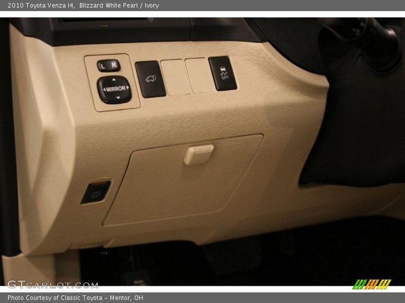 Blizzard White Pearl / Ivory 2010 Toyota Venza I4