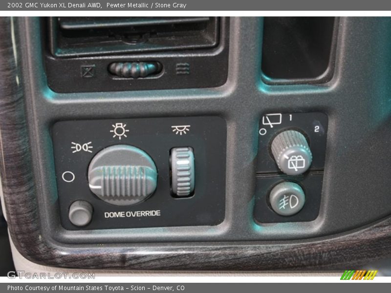 Controls of 2002 Yukon XL Denali AWD