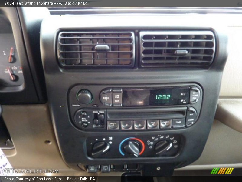 Black / Khaki 2004 Jeep Wrangler Sahara 4x4