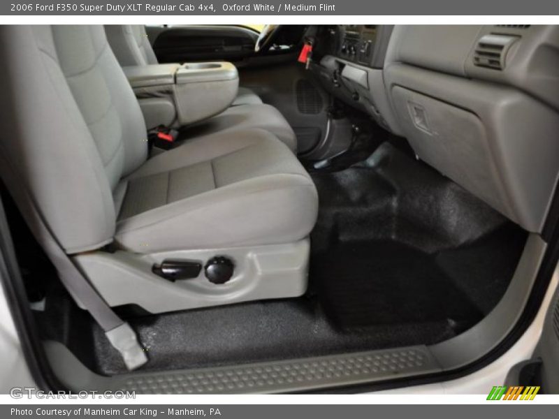 Oxford White / Medium Flint 2006 Ford F350 Super Duty XLT Regular Cab 4x4