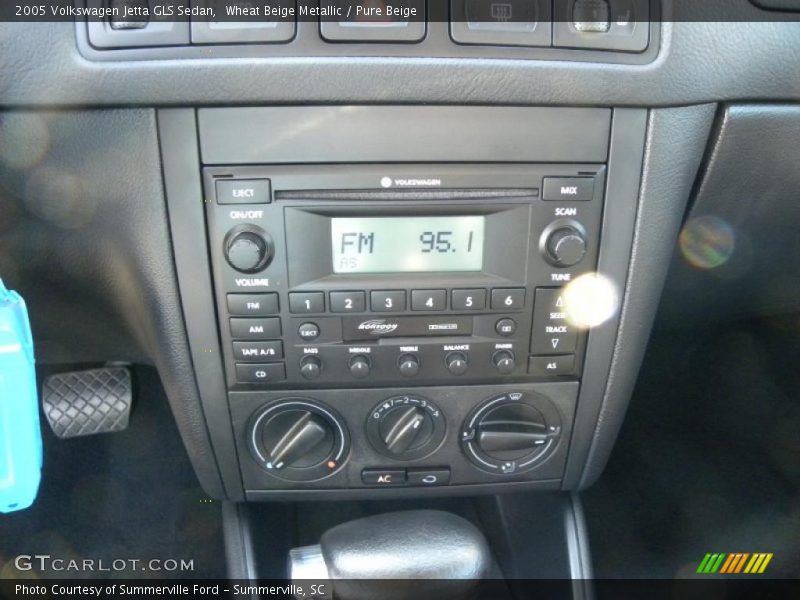 Wheat Beige Metallic / Pure Beige 2005 Volkswagen Jetta GLS Sedan
