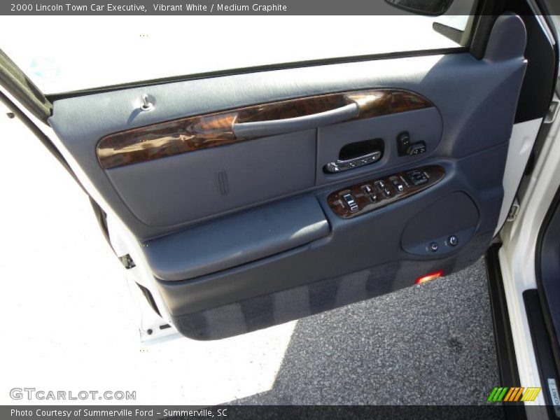 Vibrant White / Medium Graphite 2000 Lincoln Town Car Executive