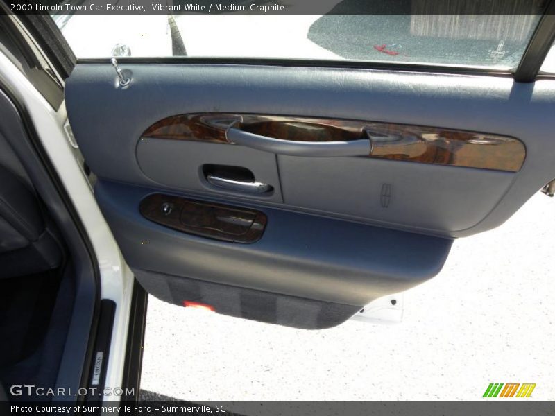 Vibrant White / Medium Graphite 2000 Lincoln Town Car Executive
