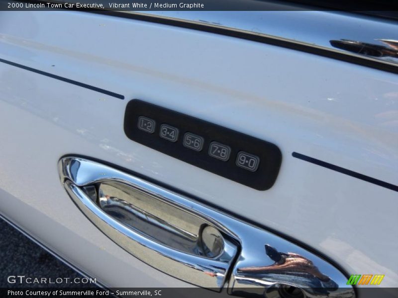 Vibrant White / Medium Graphite 2000 Lincoln Town Car Executive