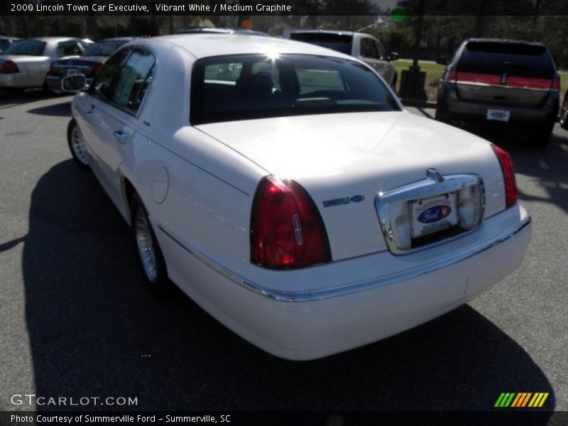 Vibrant White / Medium Graphite 2000 Lincoln Town Car Executive