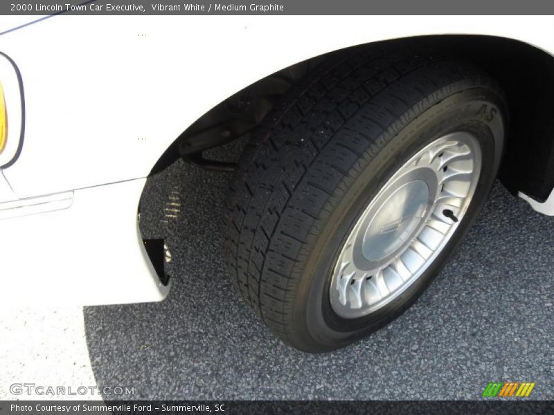 Vibrant White / Medium Graphite 2000 Lincoln Town Car Executive