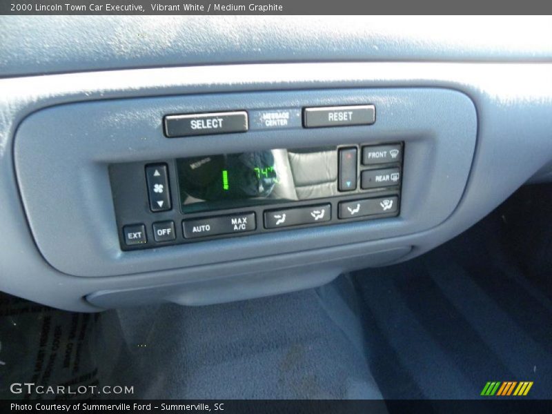 Controls of 2000 Town Car Executive