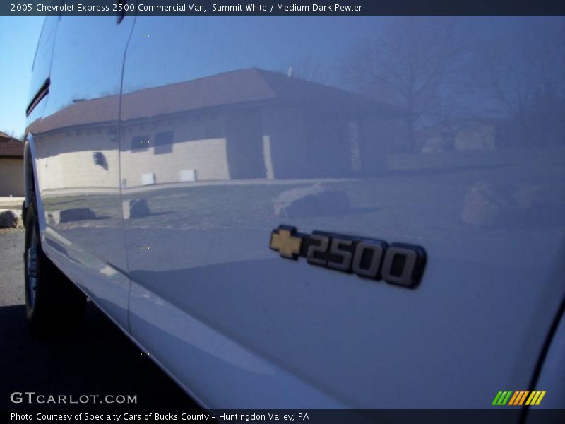 Summit White / Medium Dark Pewter 2005 Chevrolet Express 2500 Commercial Van