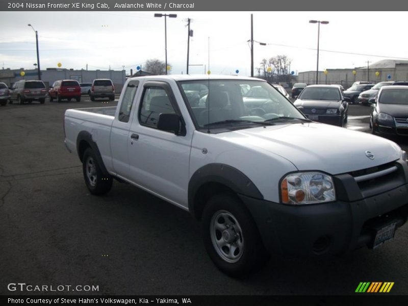Avalanche White / Charcoal 2004 Nissan Frontier XE King Cab