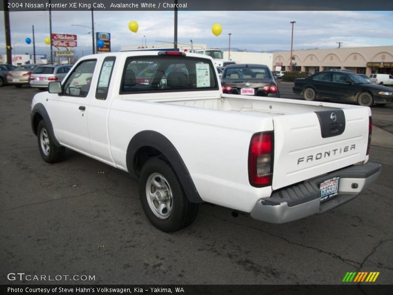 Avalanche White / Charcoal 2004 Nissan Frontier XE King Cab