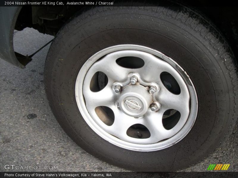 Avalanche White / Charcoal 2004 Nissan Frontier XE King Cab