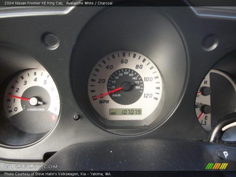 Avalanche White / Charcoal 2004 Nissan Frontier XE King Cab