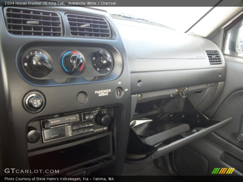 Avalanche White / Charcoal 2004 Nissan Frontier XE King Cab