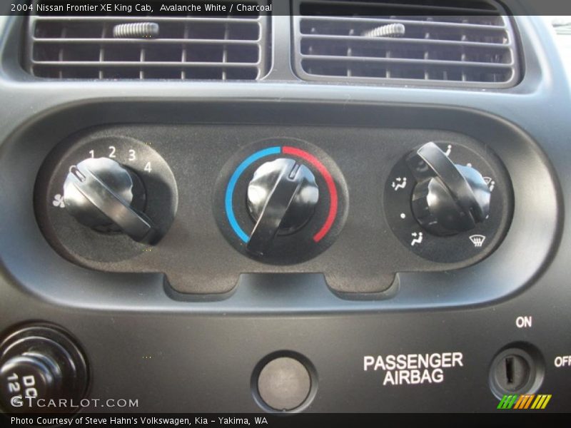 Avalanche White / Charcoal 2004 Nissan Frontier XE King Cab